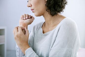 Psoriasis sur les mains d'une fille.